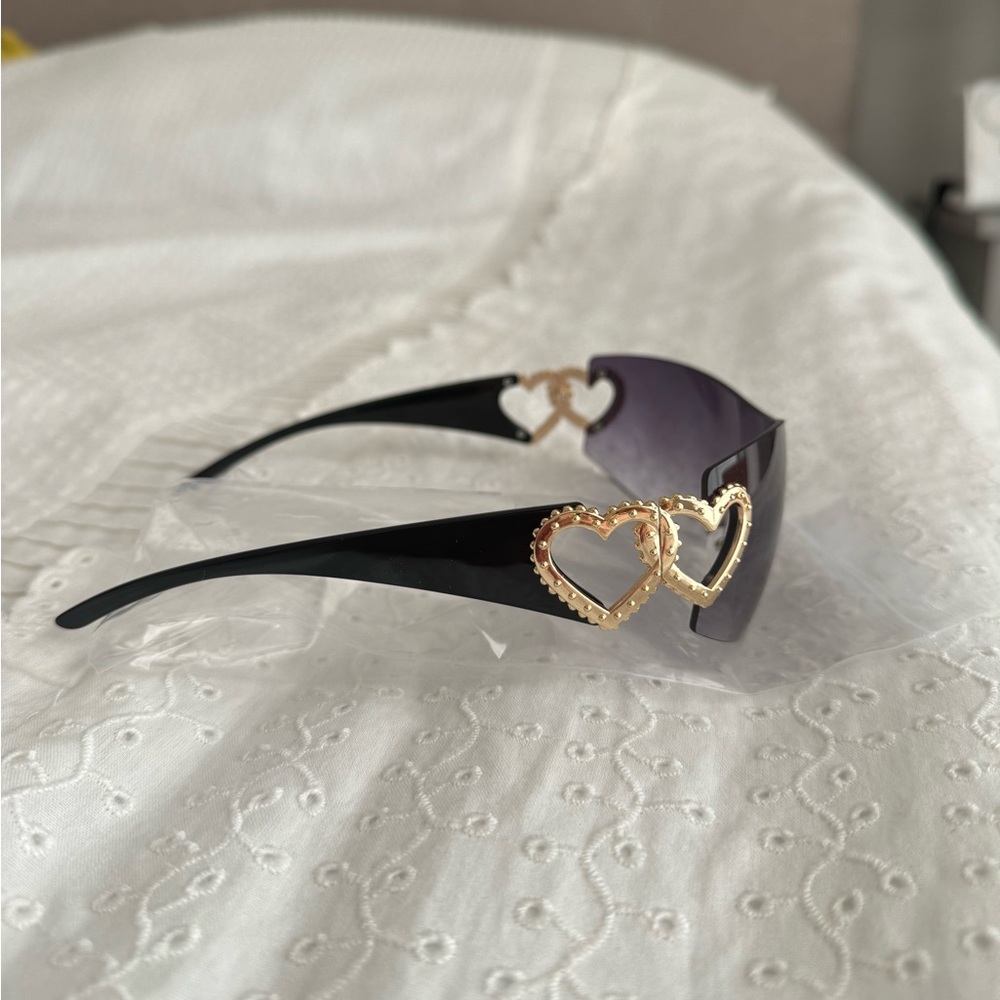 Y2K Black Heart Sunglasses